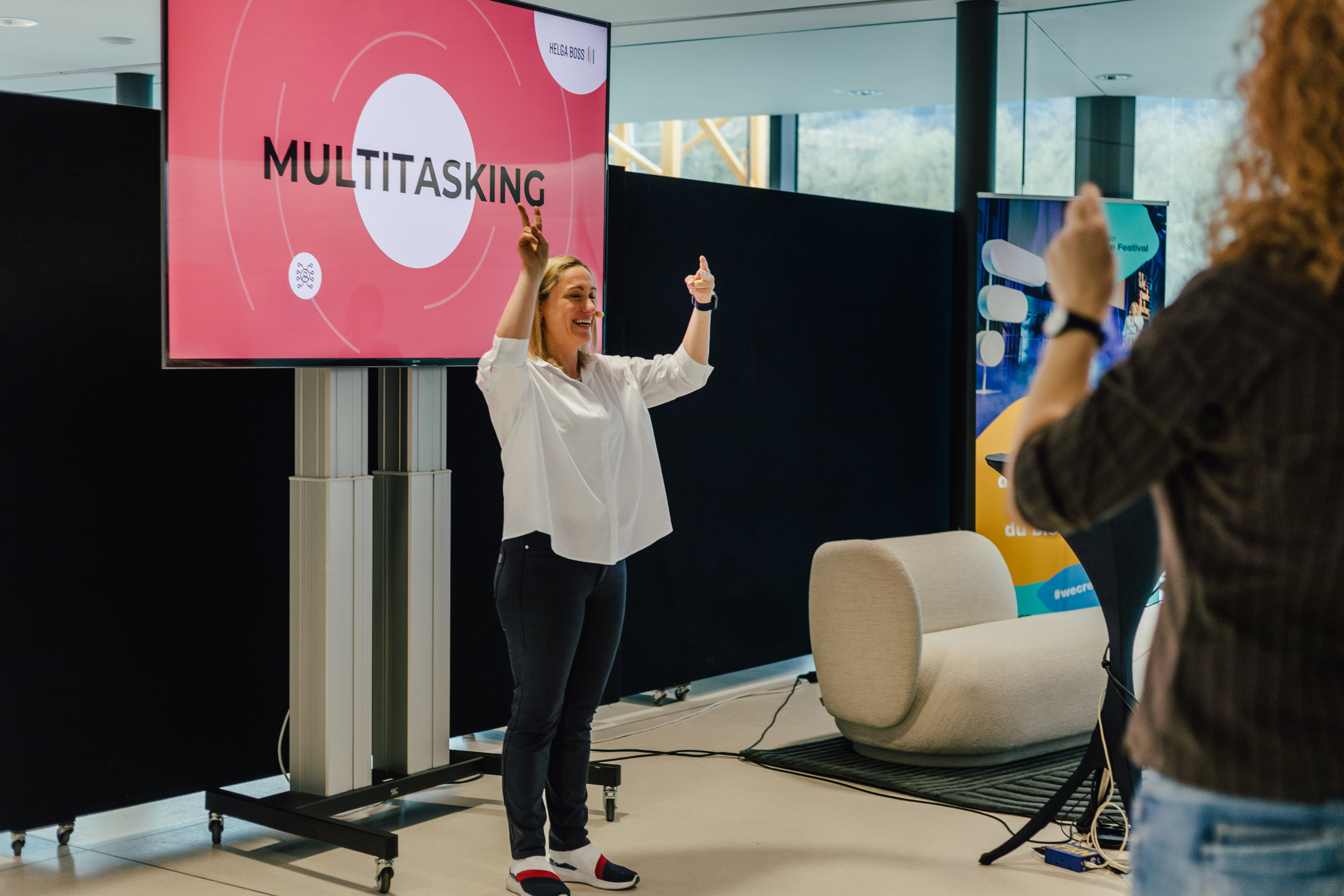 Helga Boss beim KI-Training mit Mitarbeitenden vor MULTITASKING-Folie